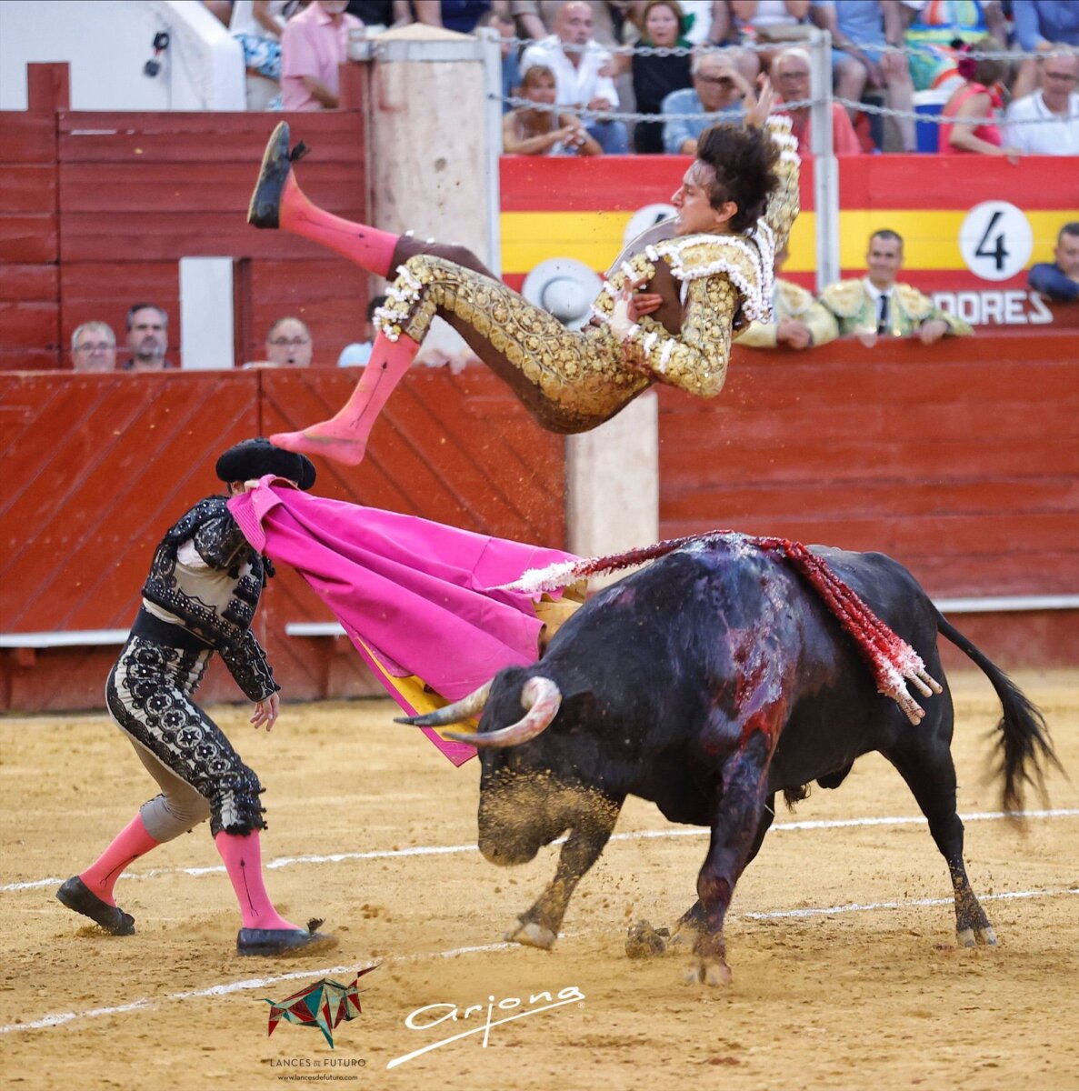 Roca Rey, prendido feamente por el cuarto en Almería