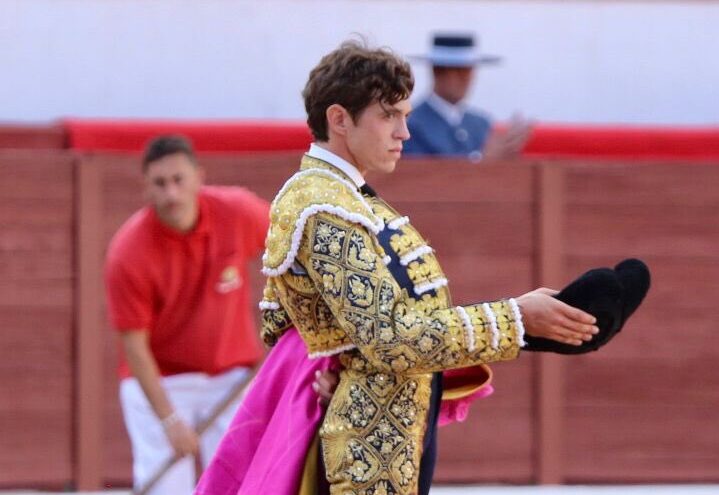 Ambición de la terna en tarde de espadas sin afilar en Colmenar Viejo