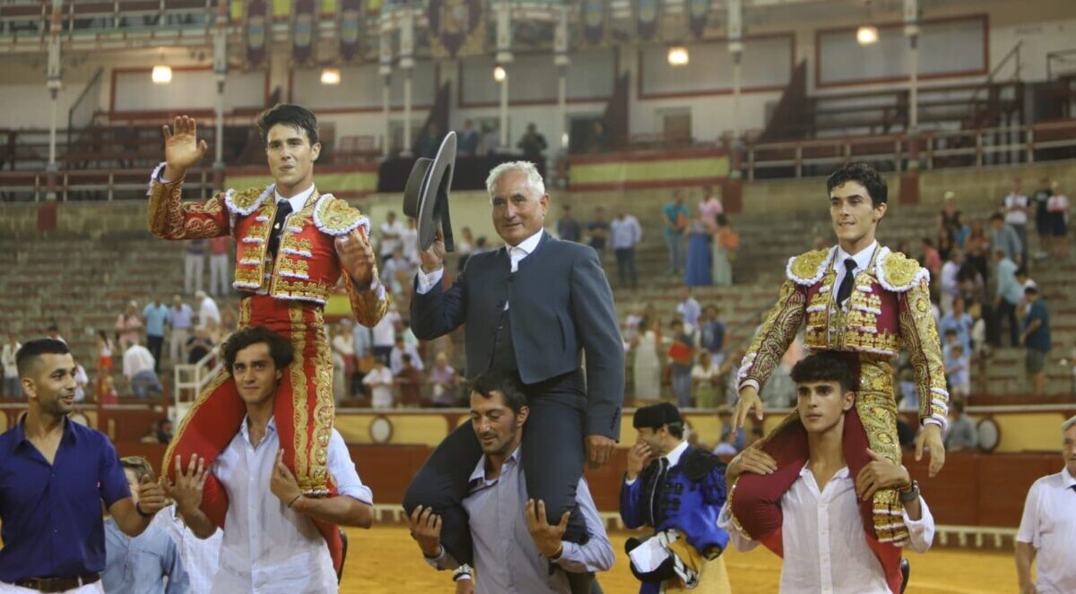 Golpe de Barroso ante sus paisanos, a hombros en El Puerto con Alarcón y el mayoral de La Cercada