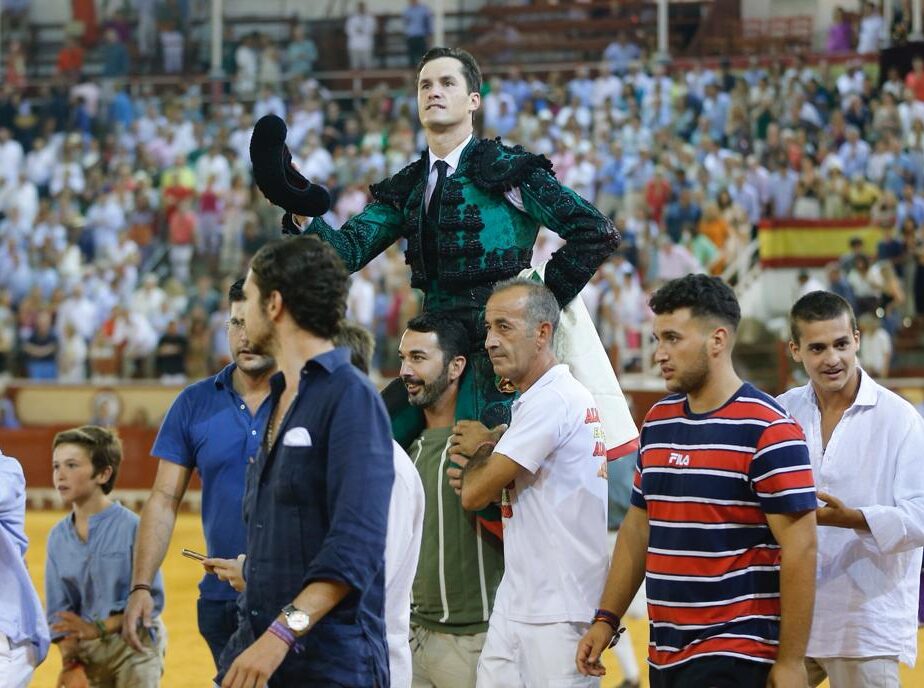 Luque se inventa una faena que salva la tarde del desastre en El Puerto