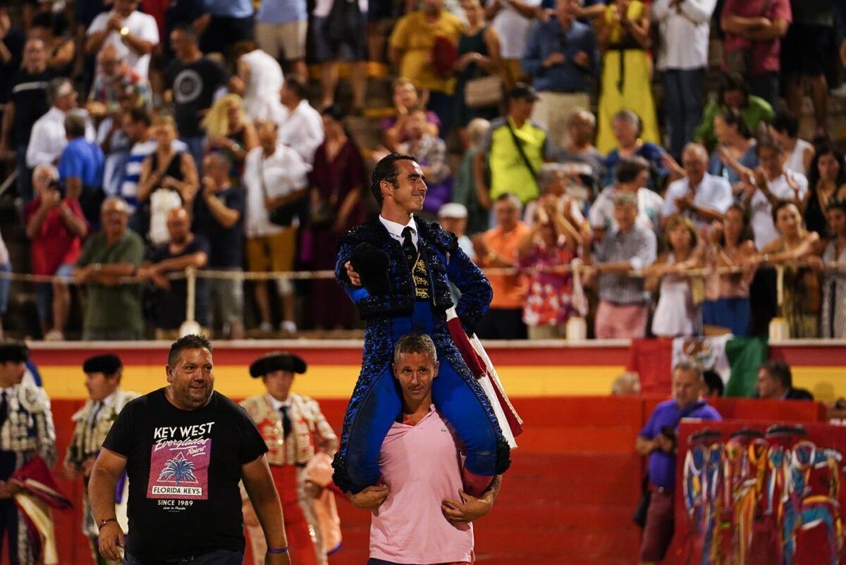 Alboroto y puerta grande para El Fandi en Palma de Mallorca