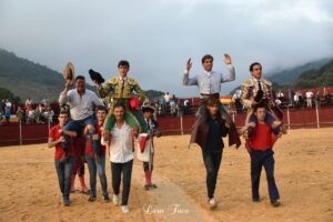 Todos a hombros en el festejo mixto de Polaciones.