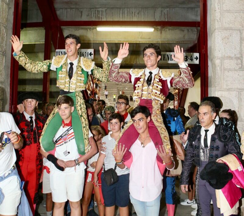 Diego García muestras sus credenciales en casa