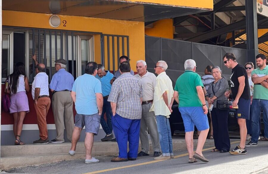 Almodóvar del Campo abre sus taquillas con colas y gran ambiente