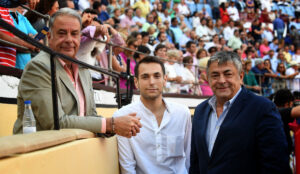 Manuel Martínez Azcárate, en el centro, junto a su padre y su tío.