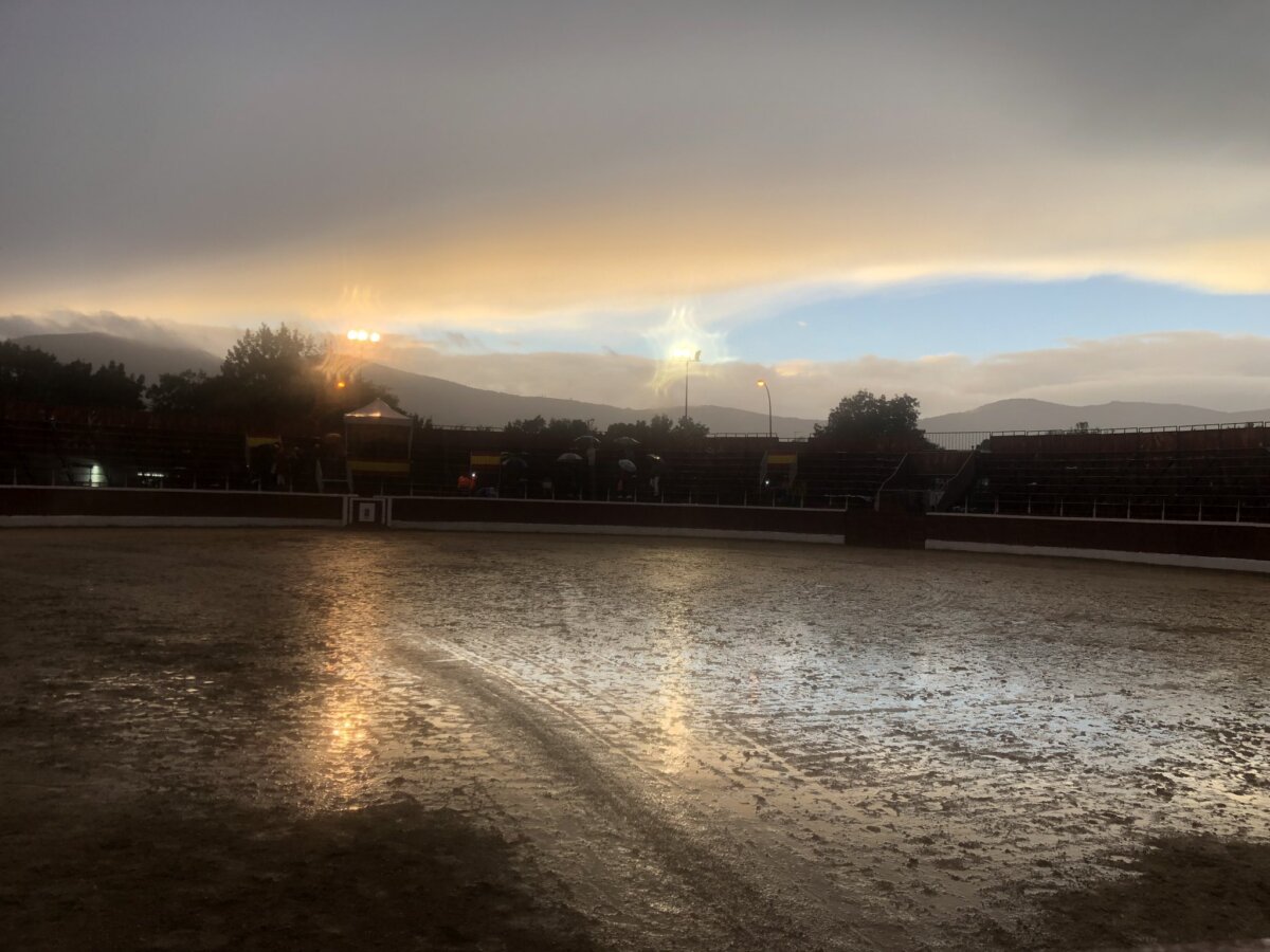 Suspendida por el diluvio la novillada de Guadarrama tras la muerte del quinto