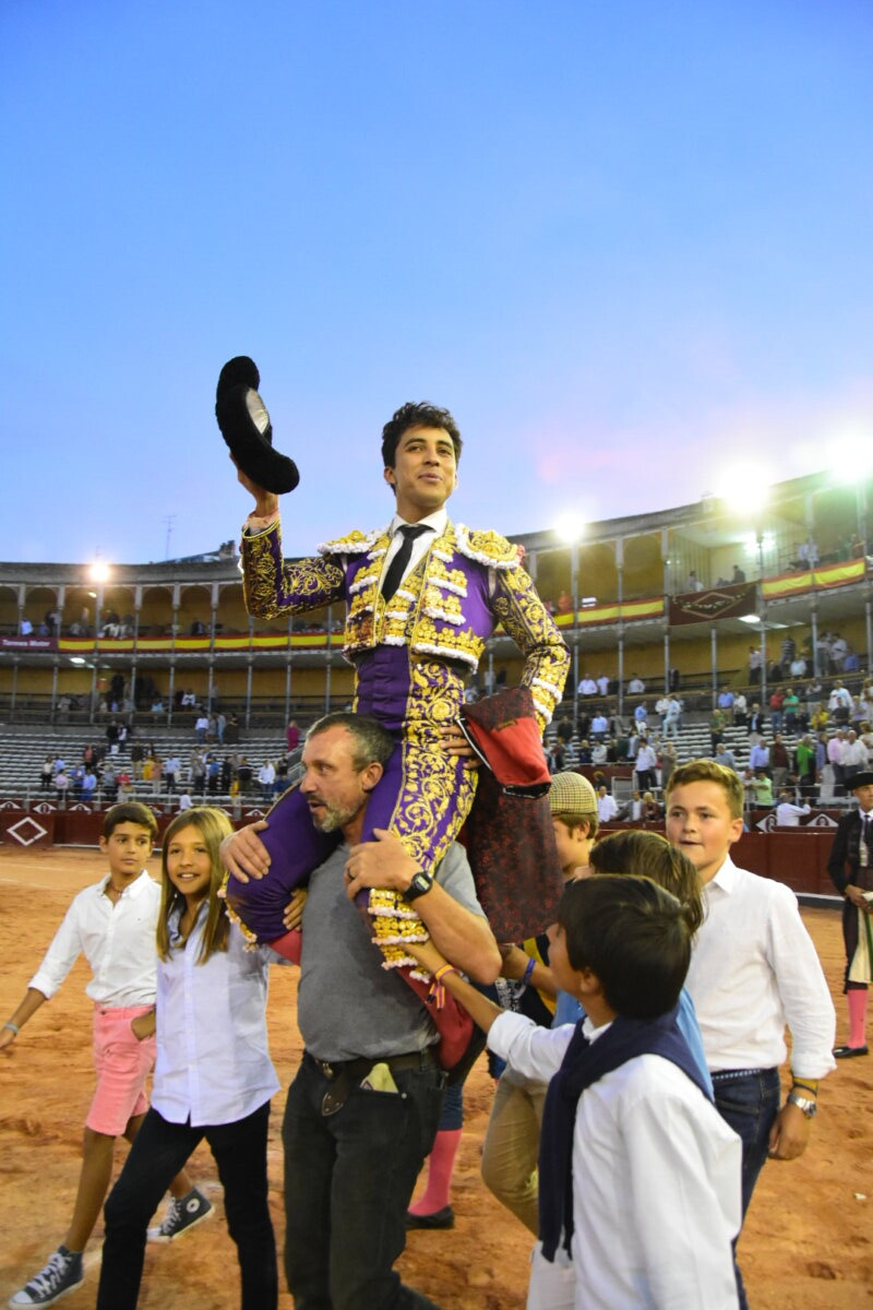 Leo Valadez cae de pie en Salamanca, triunfo a base de valor y tesón