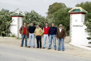 Benito Quinta Infante, con gorra, junto a sus hijos en la puerta de la finca de Albaserrada. Foto: Arjona