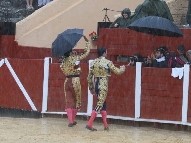 El diluvio obliga a suspender tras el cuarto una entretenida tarde de toros en Béjar