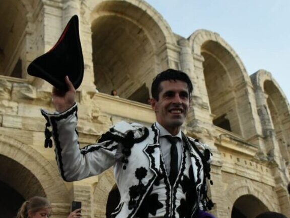 La izquierda de Talavante resurge en la goyesca de Arles