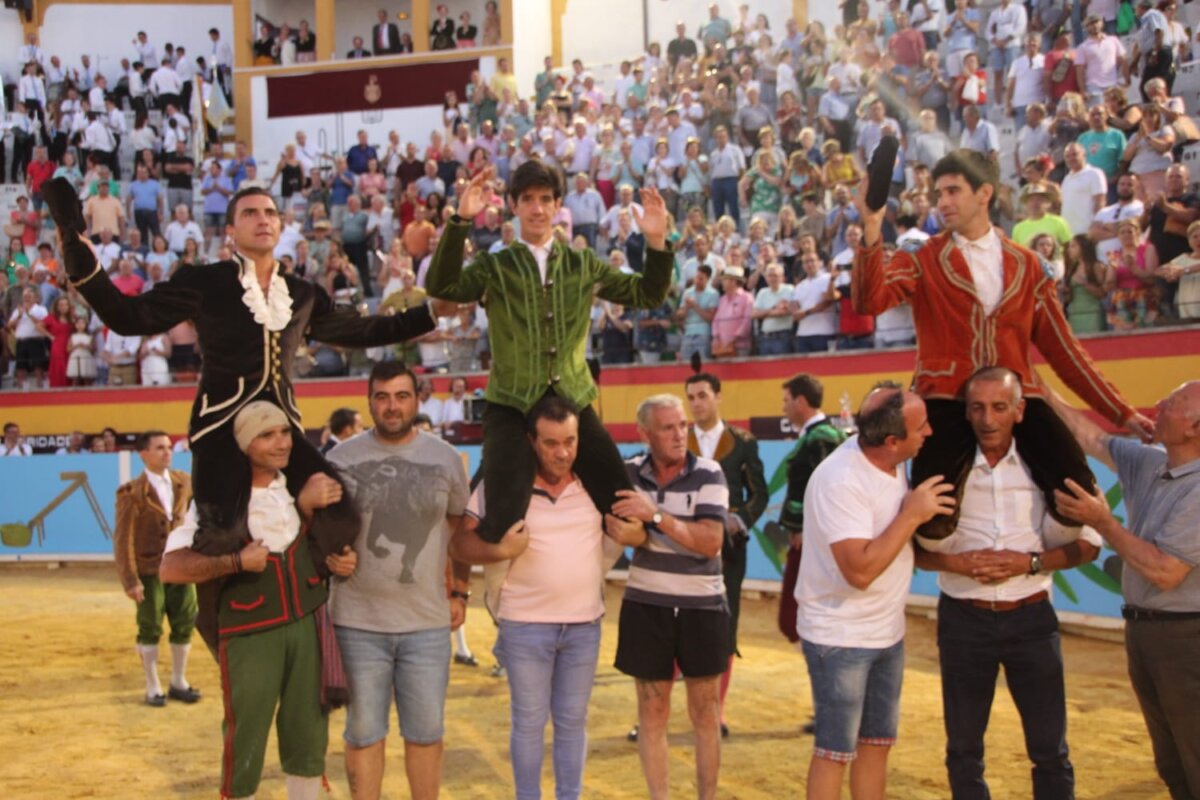 La terna a hombros en un sensacional espectáculo en Villacarrillo