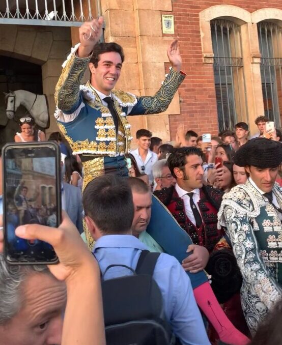 Tomás Rufo cae de pie en su presentación en Salamanca