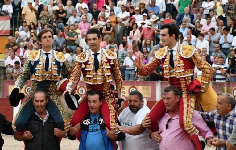 Llenazo, bravura y tres toreros a hombros en una tarde para el recuerdo en Talavera