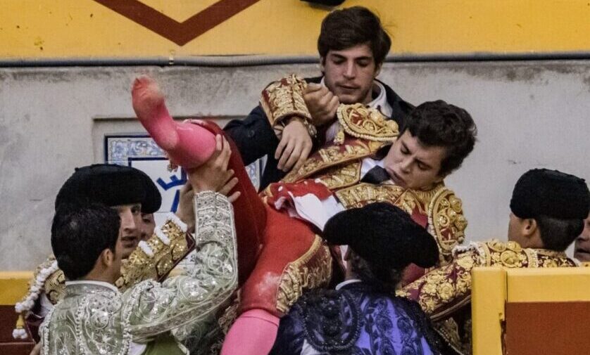 Julián Garibay, cornada en el Triángulo de Scarpa de cuatro trayectorias de 20, 15, 20 y 25 cm