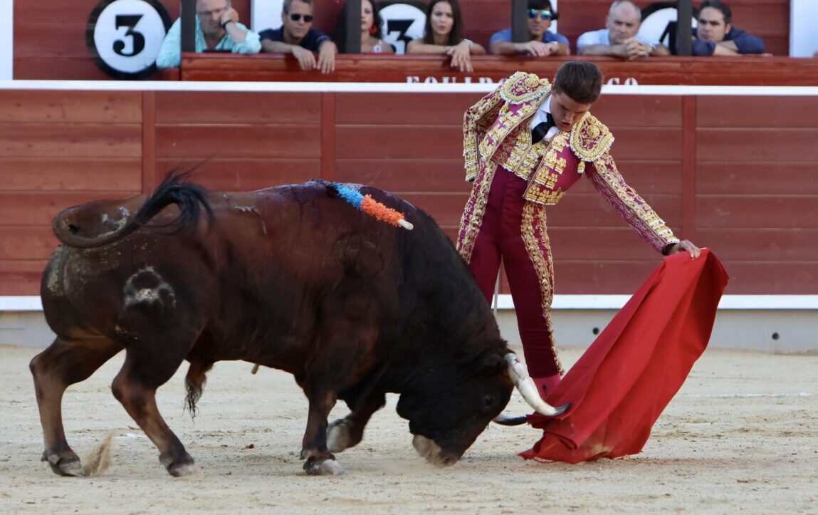 Diego Carretero, única oreja en una tarde de ilusiones rotas en Albacete