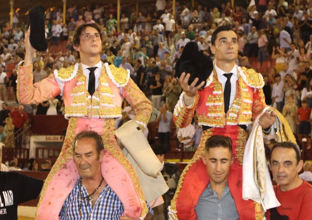 Un intratable Roca Rey, ¡dos rabos!, a hombros con Ureña en Murcia