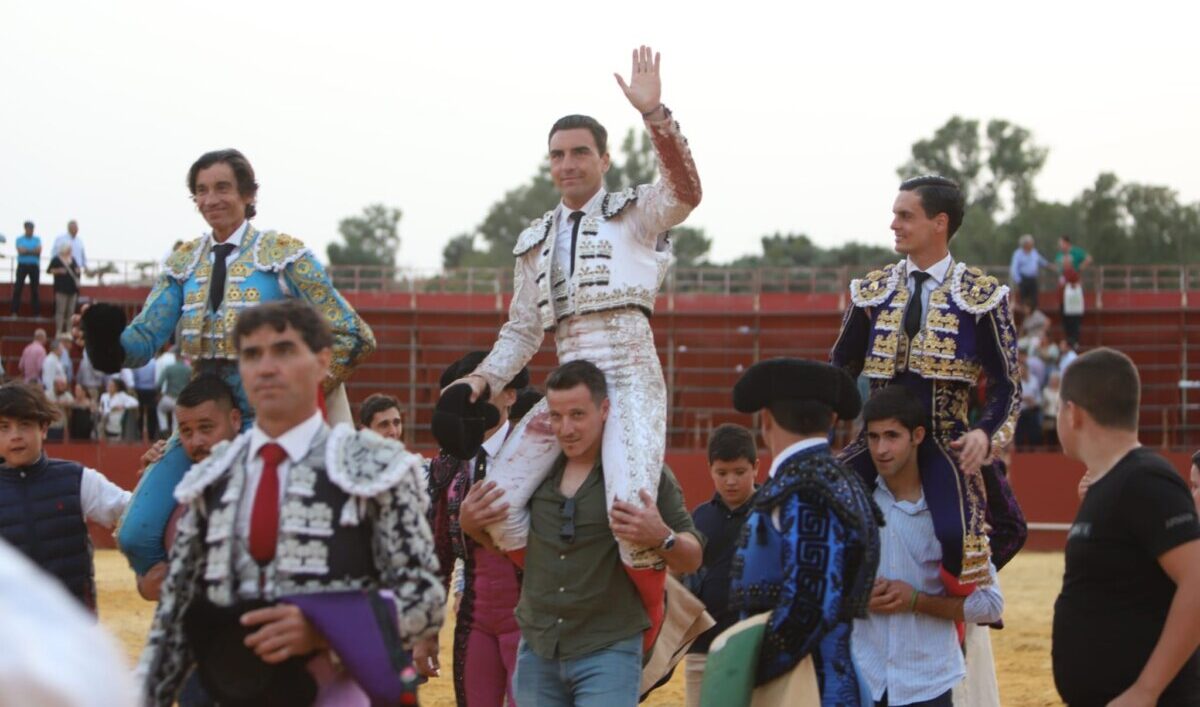 Curro Díaz, Chacón y Galván, triple puerta grande en Arcos de la Frontera