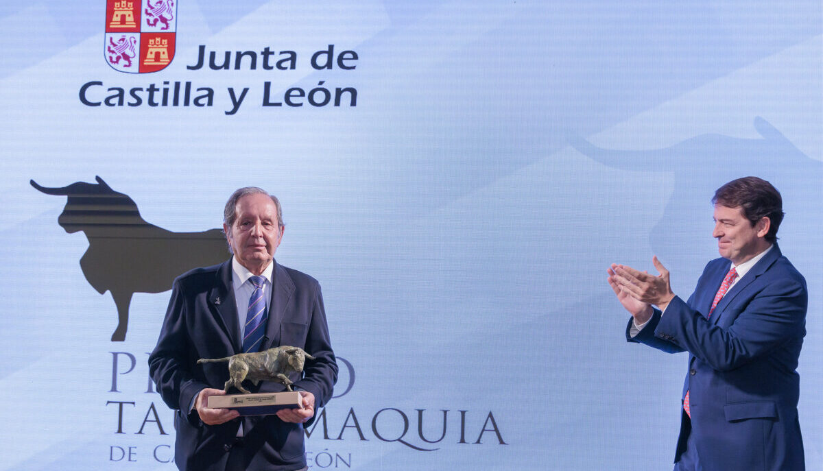 Mañueco entrega al Bolsín Taurino de Ciudad Rodrigo el Premio Tauromaquia de Castilla y León 2021