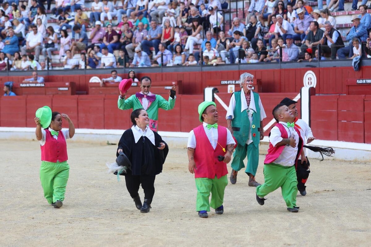 Jaén se divierte con el espectáculo cómico taurino que abre la feria