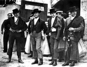 Aquel día del festival en Benaguasil, los zahones, el marsellés, el alancha, el cigarrillo entre los dedos... los hermanos Vera y el colombiano Calderón que sustituyó a Juanito Bienvenida completaron el cartel. Foto: Márquez