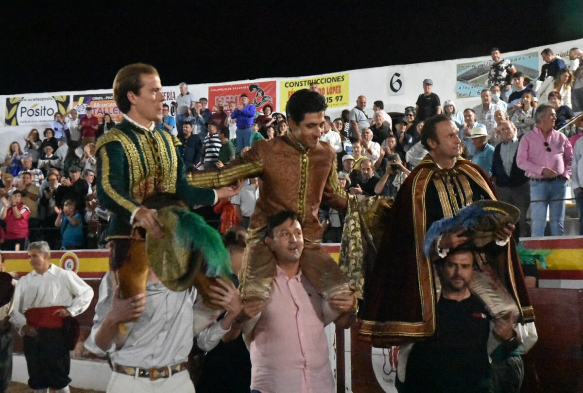 Todos a hombros en la corrida Lepantina de Villarejo