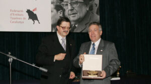 Alberto Faricle, recogiendo el premio al mérito periodístico de la Federación de Entidades Taurinas de Cataluña.