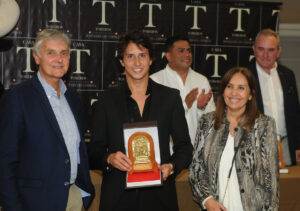 Roca Rey recogió el escapulario junto a sus padres.