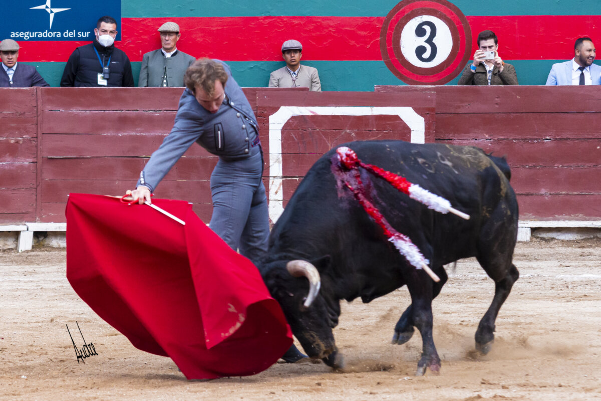 Román, Freire y El Pantera, puerta grande en Riobamba