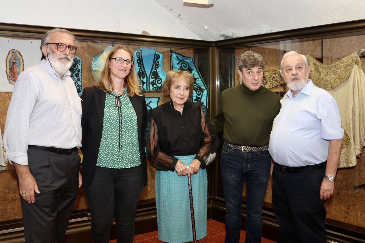 Inaugurada en Alicante la exposición "Bordados para soñar", de la Maestra Nati