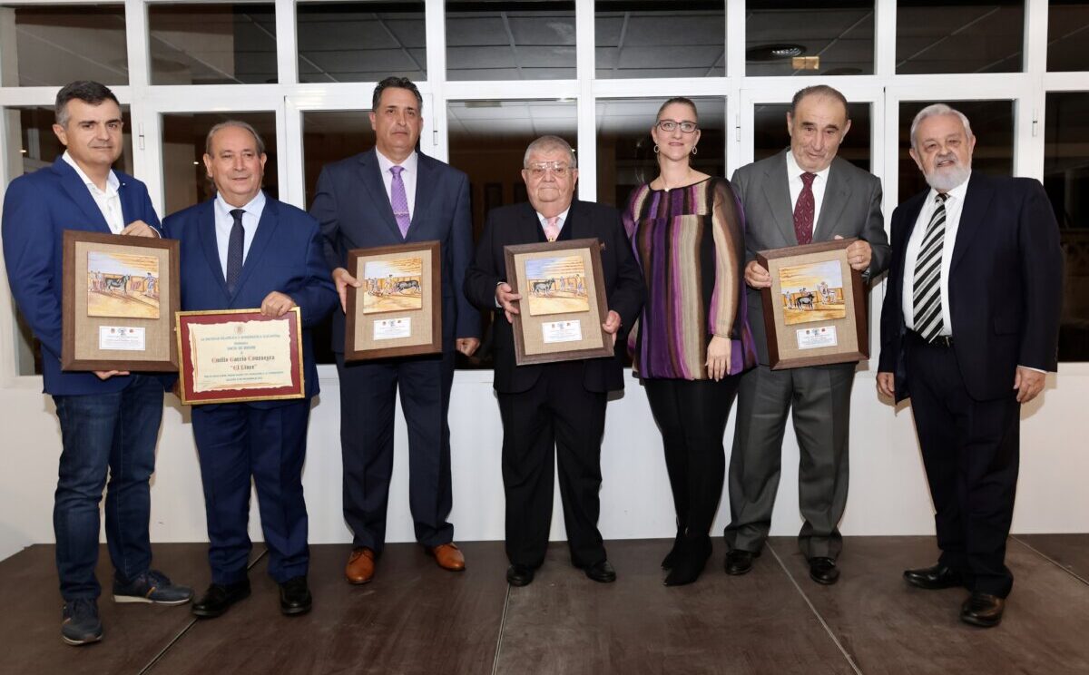 La Tertulia Amigos de Nimes de Alicante entrega sus premios en una brillante gala