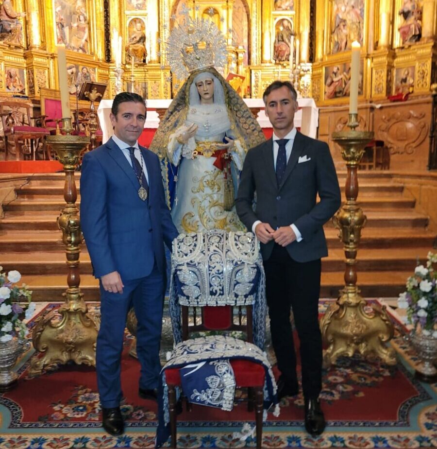 Juan Sierra dona un traje de luces a la Hermandad del Perdón de Arcos de la Frontera