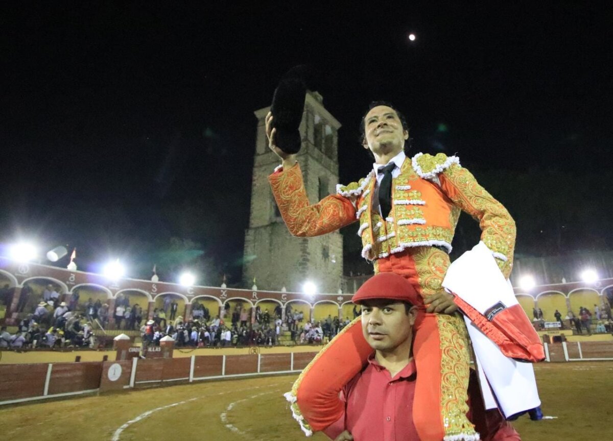 Angelino de Arriaga, a hombros en Tlaxcala
