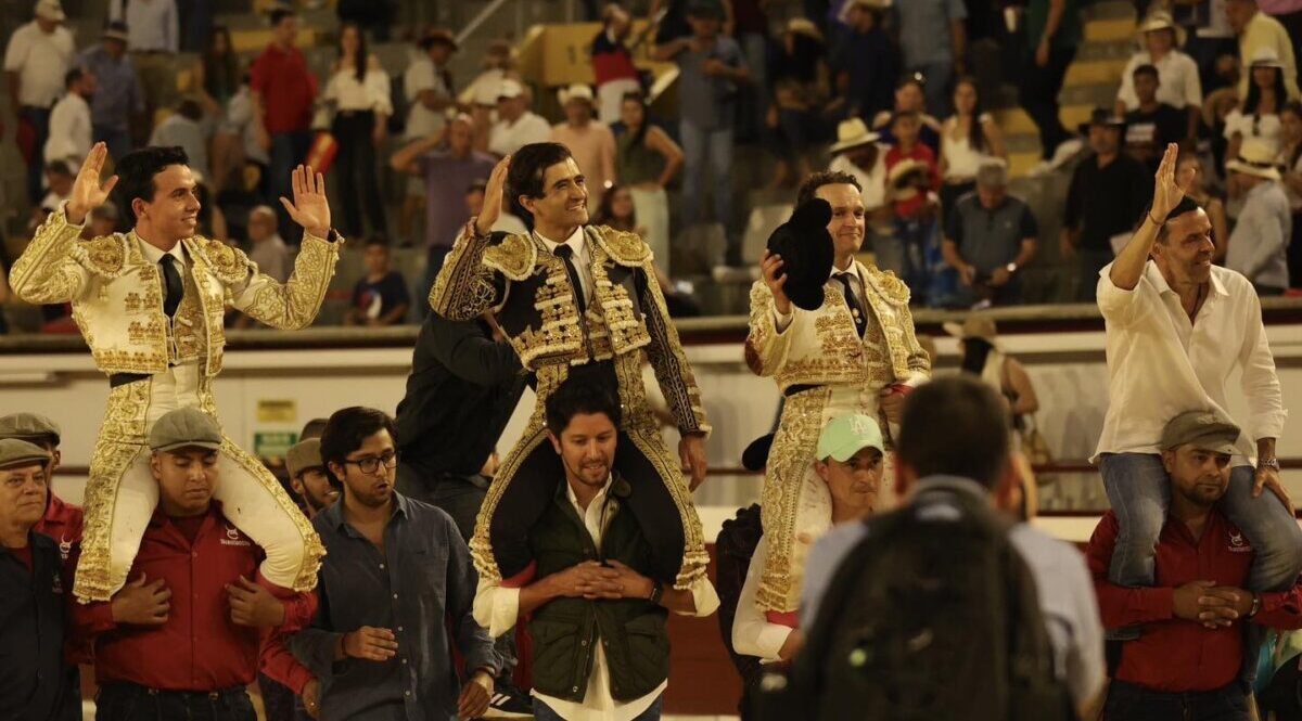 Adame indulta en Cali a Coquito, de Salento, y sale a hombros junto a Ferrera y De Castilla