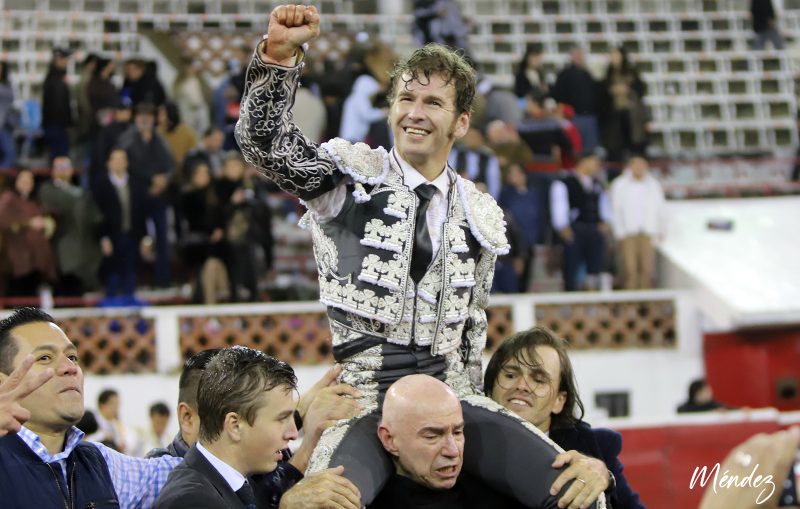 El Payo: lluvia de orejas y buen toreo en Querétaro