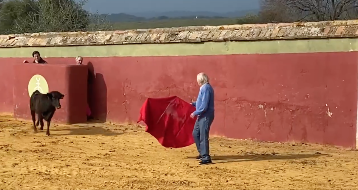 El Cordobés, único e irrepetible: así torea a sus 87 años