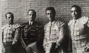 Una cuadrilla clásica: Pirri, Alfredo Fauró Peñalver y Chaves Flores, flanqueando a El Viti.