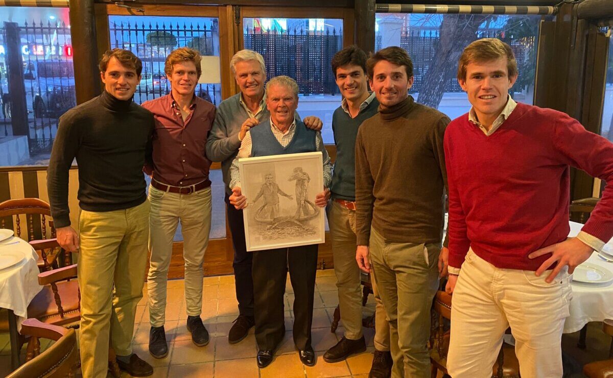 Así fue el emotivo homenaje de los toreros sevillanos a su maestro Espartaco padre