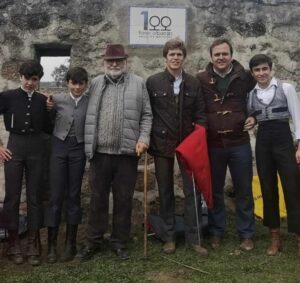 En la foto, el ganadero junto a alumnos de la Escuela Taurina de Jaén y el diestro Borja Jiménez.