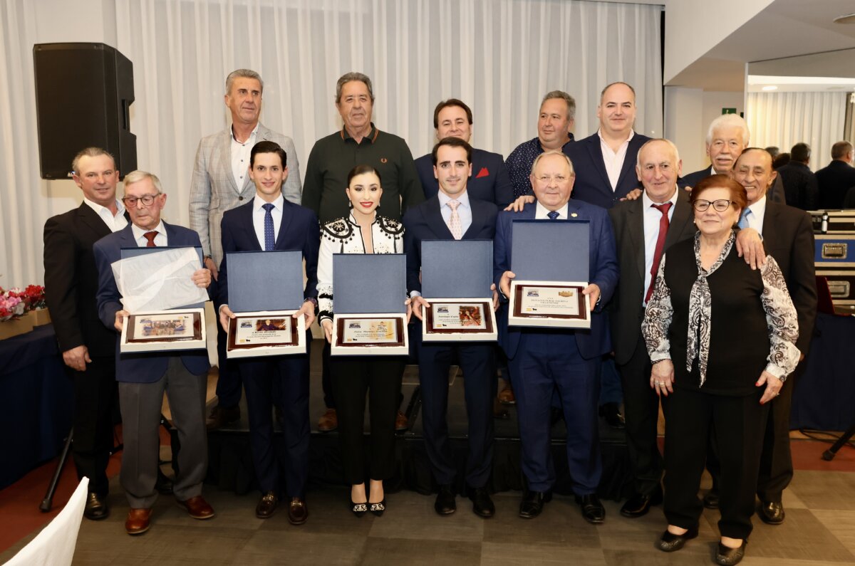 La Asociación Taurina Puerta Grande entrega sus trofeos taurinos