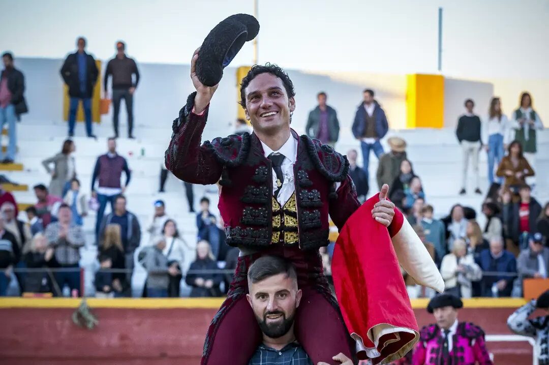 Oliva Soto, a hombros en su apuesta en solitario en Guillena