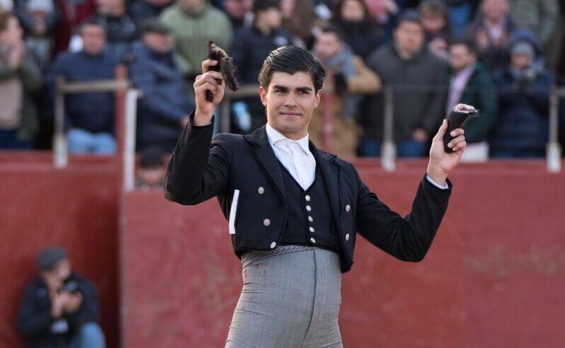 Entretenido y variado festival en Candeleda en el que los actuantes se reparten ocho orejas