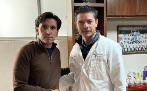 Diego Ventura, junto al doctor César David Guzmán.