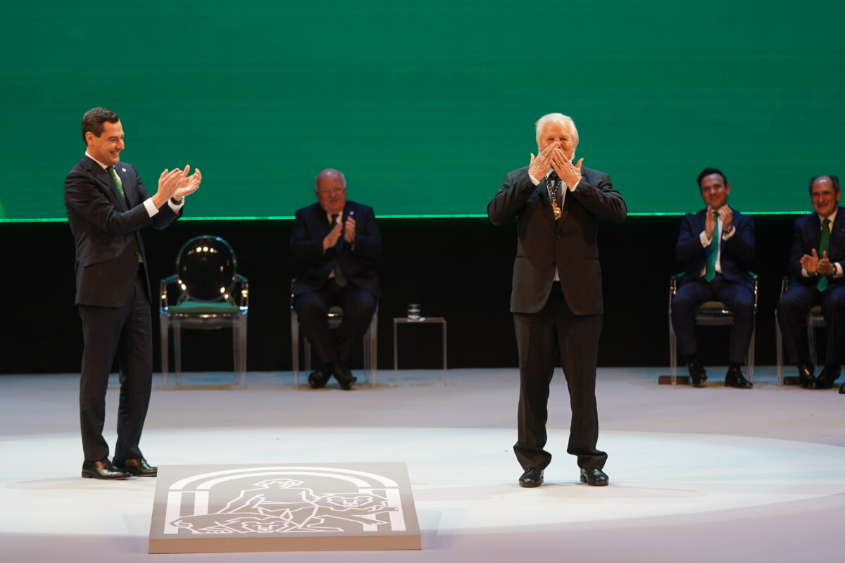 El Cordobés recibe la medalla de Andalucía de manos de Juanma Moreno, presidente de la Junta.
