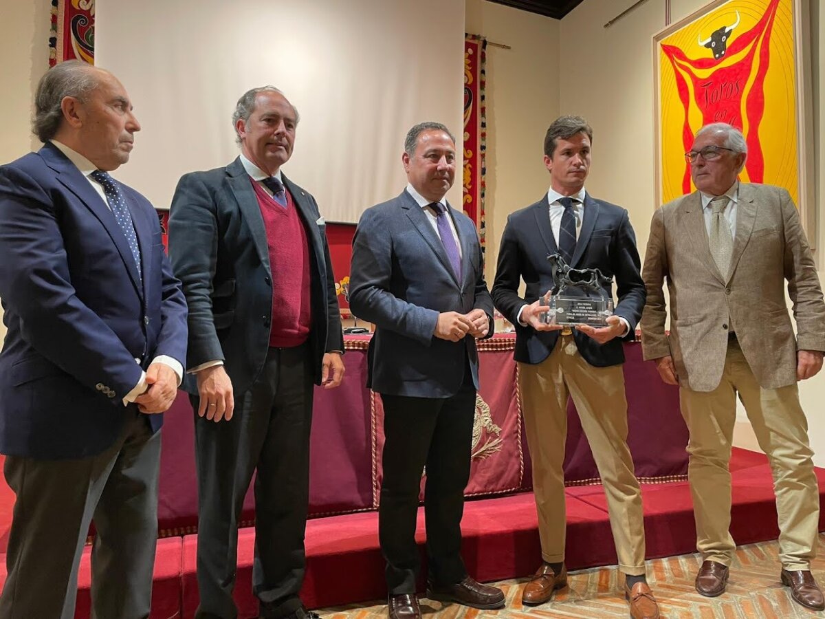 Daniel Luque recoge el premio a la Mejor Lección Torera de Aula Taurina