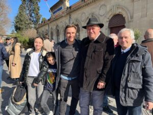 Juan Bautista con sus hijos, el “manadier” Jacques Mailhan, emblemático de la Camarga, y André Viard.