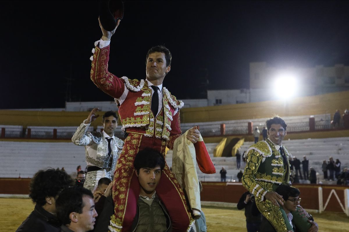 Exhibición de Luque, puerta grande junto a Cayetano y Delgado en Écija