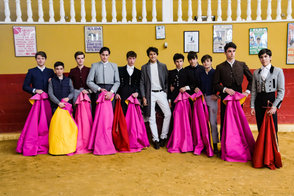 Roca Rey hace entrega de capotes y muletas a la Escuela de Tauromaquia de Valencia