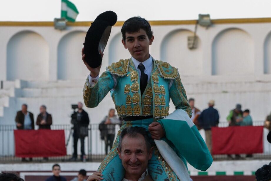 Manuel Román triunfa con una buena novillada de Apolinar Soriano
