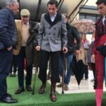 Ayudándose de dos muletas. Así salió Diego Ventura del hotel de Olivenza.