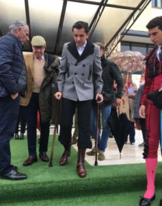 Ayudándose de dos muletas. Así salió Diego Ventura del hotel de Olivenza.